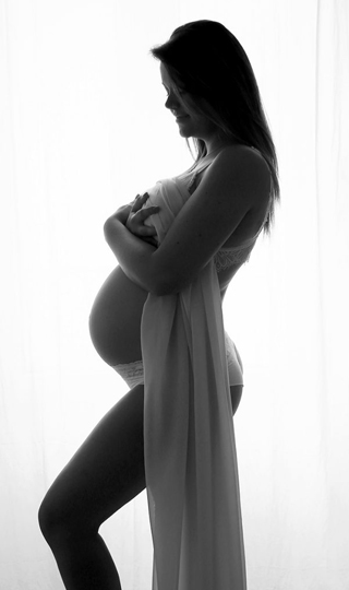 Photo d'une femme enceinte lors d'une prise photo avec Les bidons de Lyon